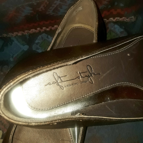 NWOT Gold Soft Style Flats - Picture 4 of 7